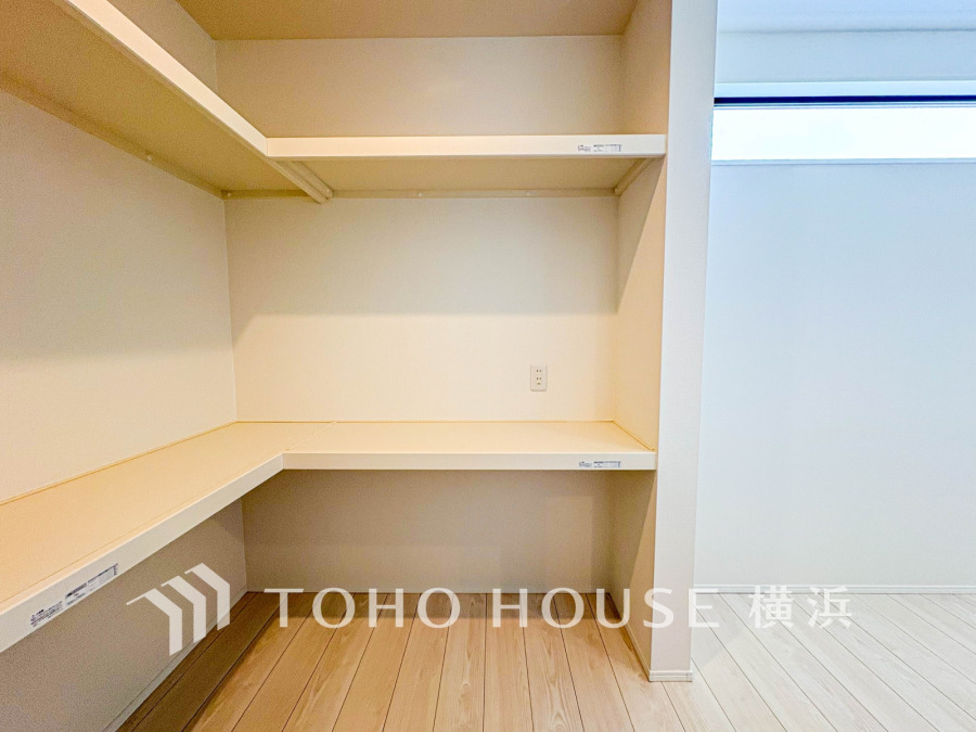 長期保存できる缶詰や調味料などの食品類の他、かさばるペーパーやラップ類をまとめて収納しておけます。キッチンまわりの掃除用具などを置くのにも便利ですね。