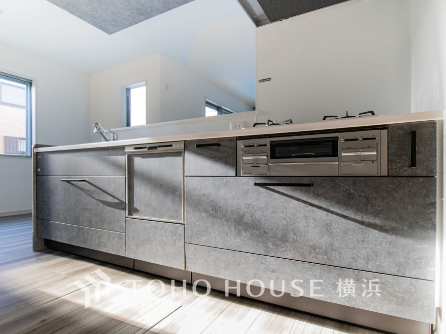 ご家族みんなで調理ができる位のスペースを実現したキッチン空間となっております。みんなで作った料理を召し上がりながらの会話は、自然と笑いが絶えない空間がそこに広がります。