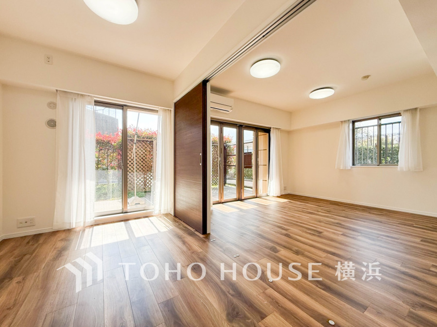 穏やかな風と陽光を導き、プライバシーに配慮された設計プランを採用し、居住性を一段と心地よいものにしています。明るく開放的な空間を演出しております。