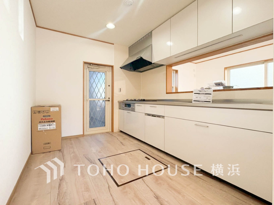 プライベートスペースを彩るインテリアとしての美と、快適な日常を支える機能性と強さがひとつになったキッチンです。開放的な対面カウンターキッチンはリビングと一体感のある空間。