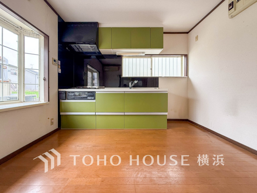 ご家族みんなで調理ができる位のスペースを実現したキッチン空間となっております。みんなで作った料理を召し上がりながらの会話は、どのような物になるのでしょうか。