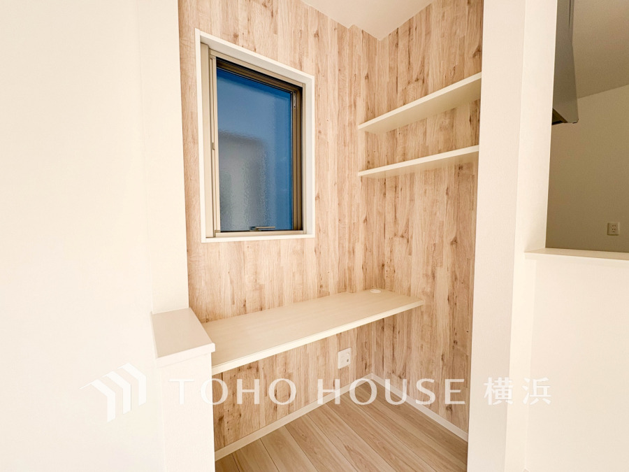 木目調の壁が温かみを演出する、明るく開放的なワークスペース。収納棚も備え、機能的に使えます。