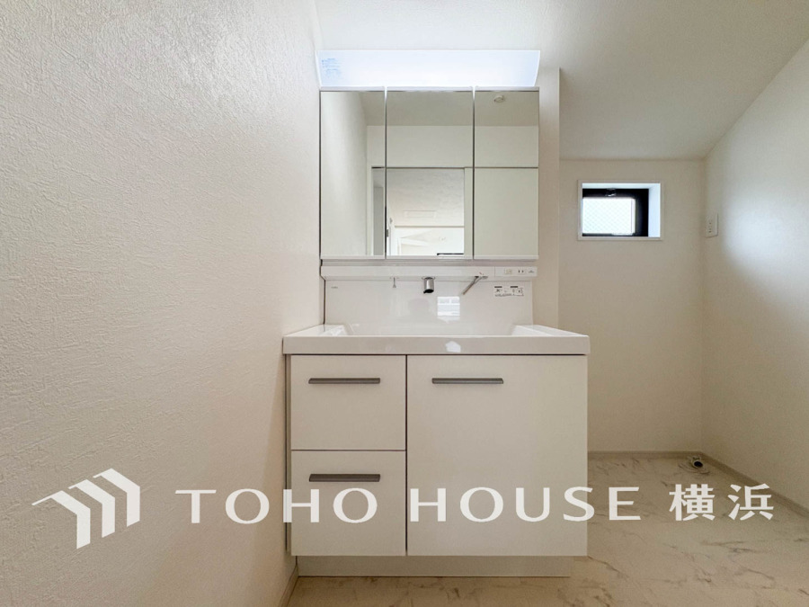 一日の始まりと終わりを心地よく演出し、多彩な機能が備えられたパウダールーム。心地よいリフレッシュ空間。清潔感ある洗面台は、身だしなみチェックや肌のお手入れに。