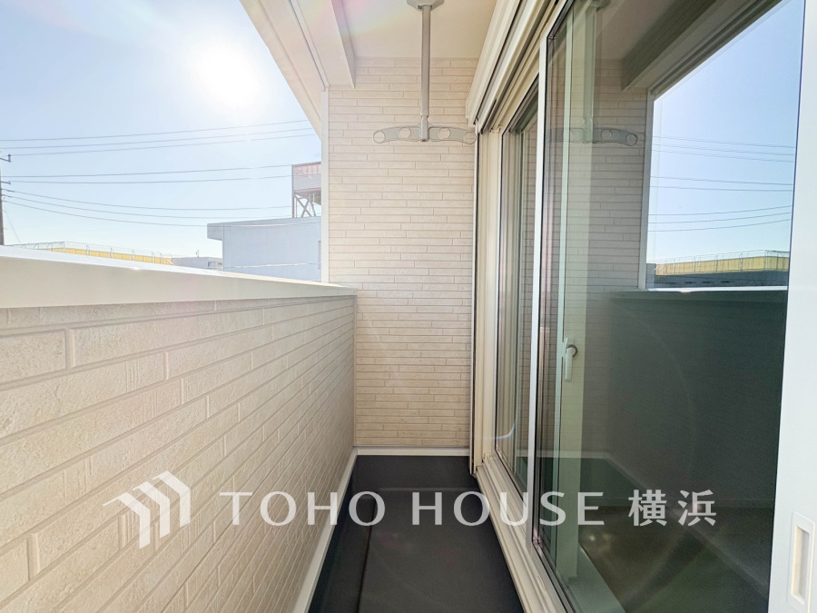 広いバルコニーは、暮らしの中での光と風を演出してくれています。見事なまでの開放的な空間をお楽しみください。