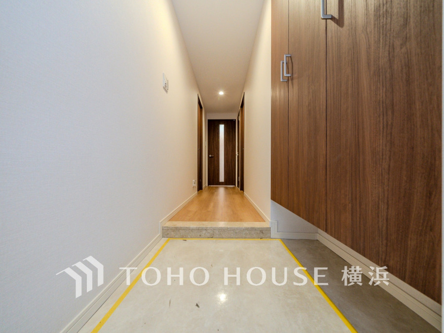 上質感漂う玄関と廊下。居住者の帰り、訪れる方を優しく迎える・安らぎに満ちた生活空間を予感させる。健やかな暮らしを楽しめることでしょう。