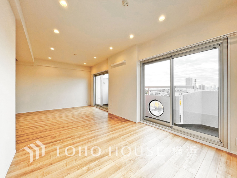開放感あふれる広々リビングは、明るい自然光と美しい街並みの眺望が魅力の快適空間です。
