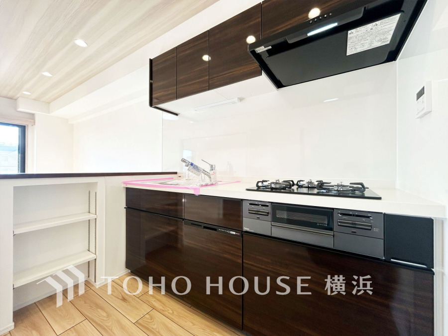 スタイリッシュなキッチンには、お料理の受け渡しなどにも便利なカウンターを設置。リビングも見渡せるので、お子様を安心して遊ばせながら家事ができ、リビング学習をするお子様にも声がかけやすい自然な距離感。