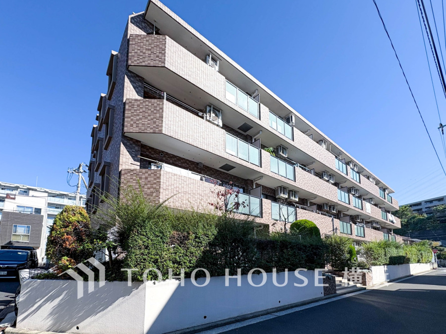 ふりそそぐ陽射しと開放的な空間形成。青空を背景に更なる美しさを醸す佇まい。暖かな陽光と爽やかな風がハーモニーを奏でる上質な空間を愉しむ暮らしがここにある。