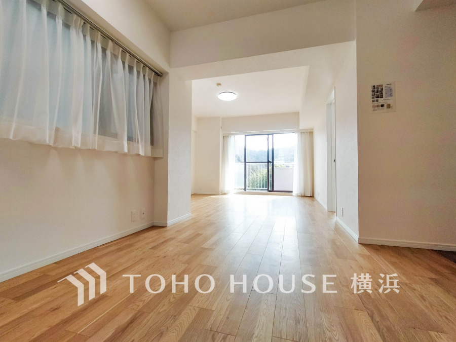 明るく開放的な空間が広がるLDK。室内には豊かな陽光が注ぎ込み、爽やかな住空間を演出。
