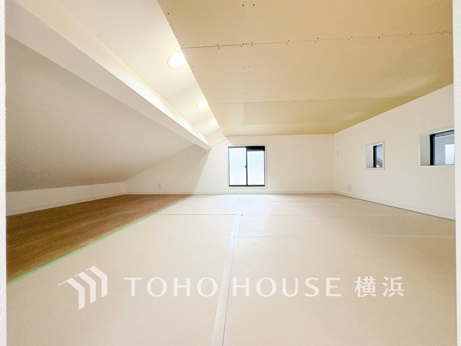 屋根裏の収納もこれだけの大きさがあれば、大きなお荷物や、衣替えの衣装ケース、その他たくさんの荷物が入ります。居室のなかをすっきりとさせる事が出来る造り。