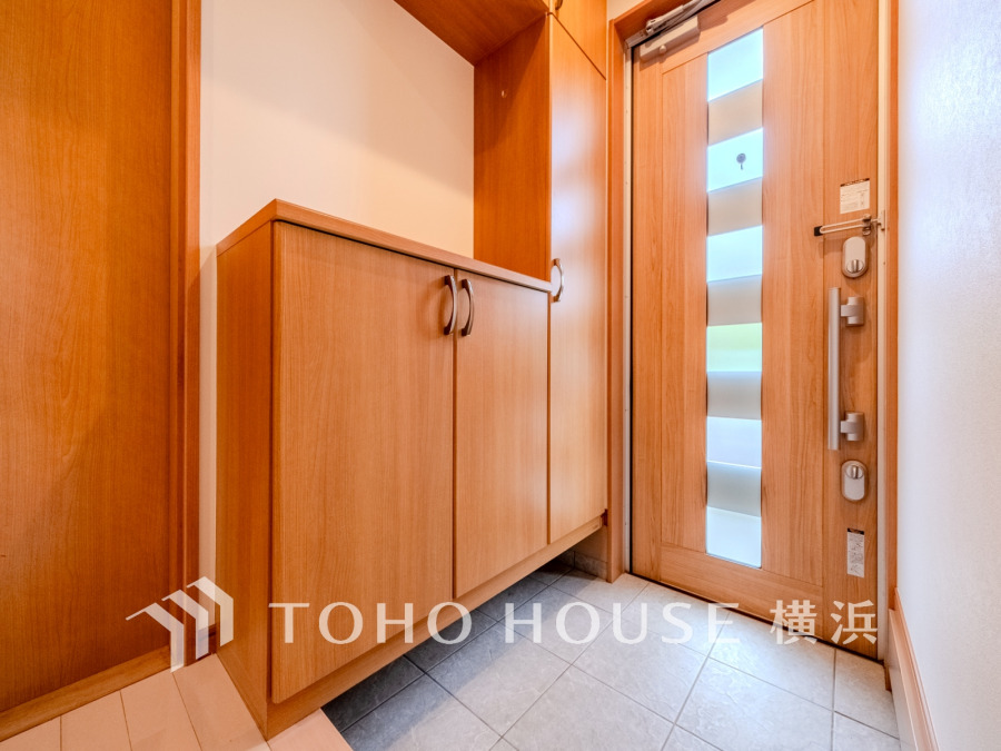 落ち着いた色の建具がホッとさせてくれます。ドアからやわらかな光の入る心地よい空間。
