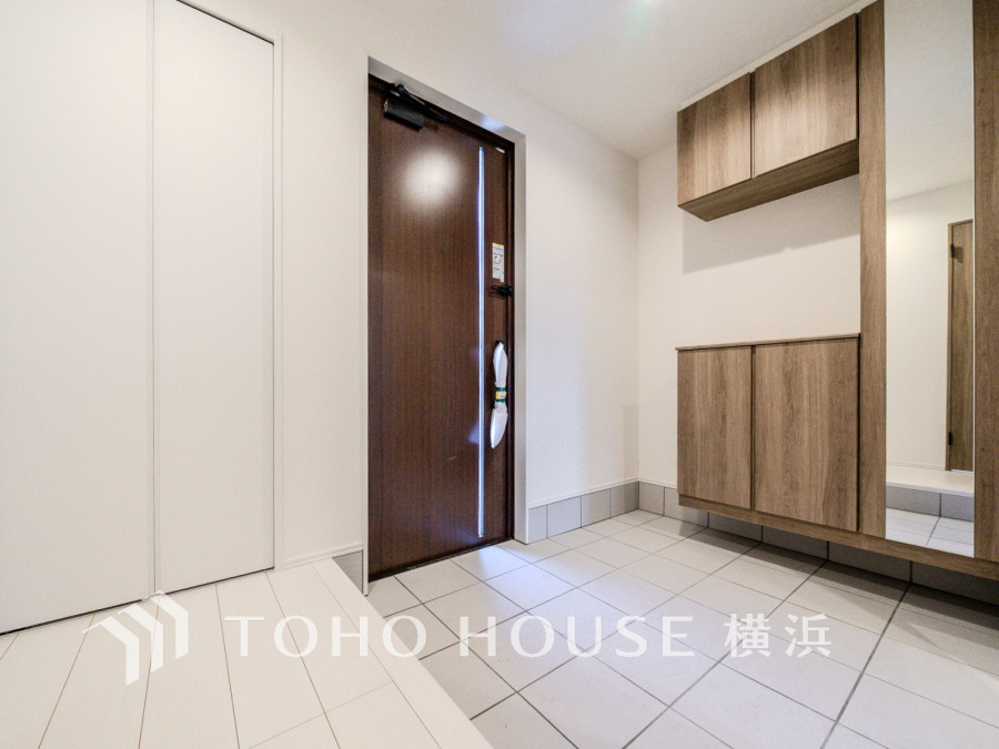 ご家族の帰り、訪れる方を優しく迎え、やすらぎに満ちた生活空間を予感させる。健やかな暮らしを楽しめそう。