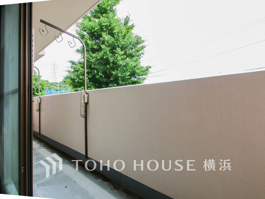 東南向きの2部屋にまたがる広いバルコニーから、暮らしの中での光と風を演出してくれています。見事なまでの開放的な空間をお楽しみください