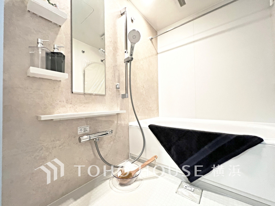 心地よいリラックスを叶える清潔感溢れる美しい空間。快適で機能的なバスルームです。
