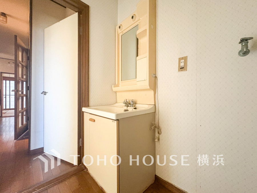 シンプルで使いやすい洗面台付きの洗面スペース。脱衣所や家事動線に便利な配置です。