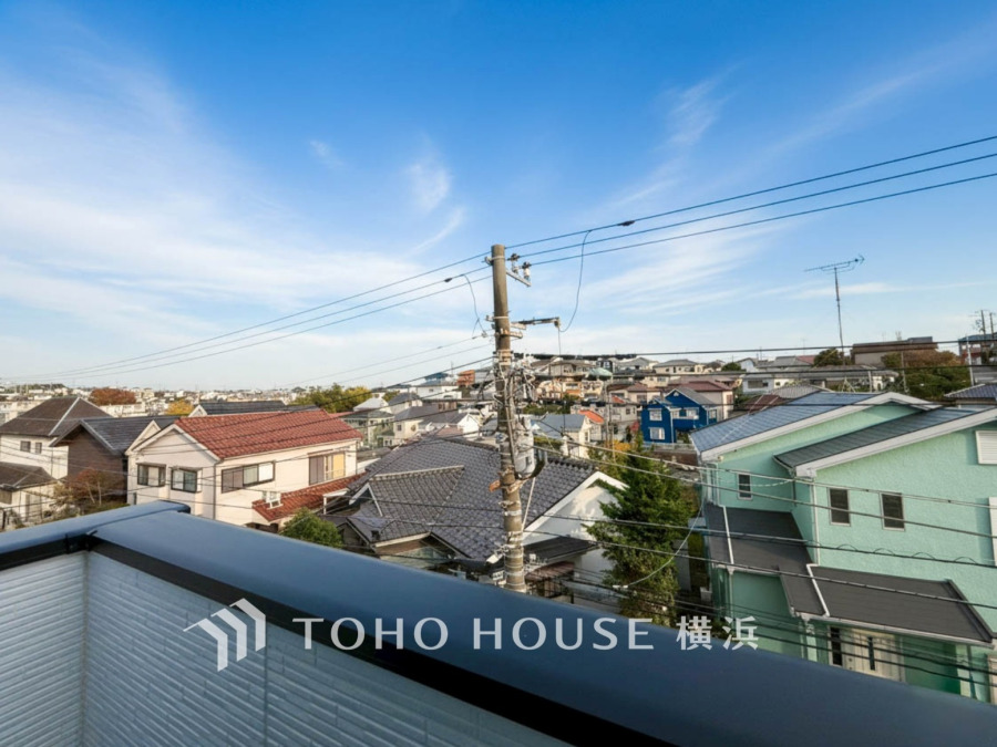 陽射しとともに、少しずつ装いを変える街の景観から、星空が地上に映りこむかのような夜景の煌きまで、この街ならではの美しい風景。