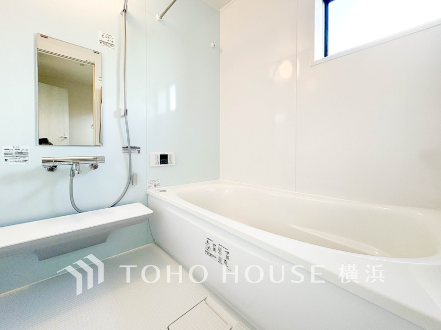 清潔感あふれる白を基調とした浴室は、窓からの自然光で明るく快適なバスタイムを実現します。