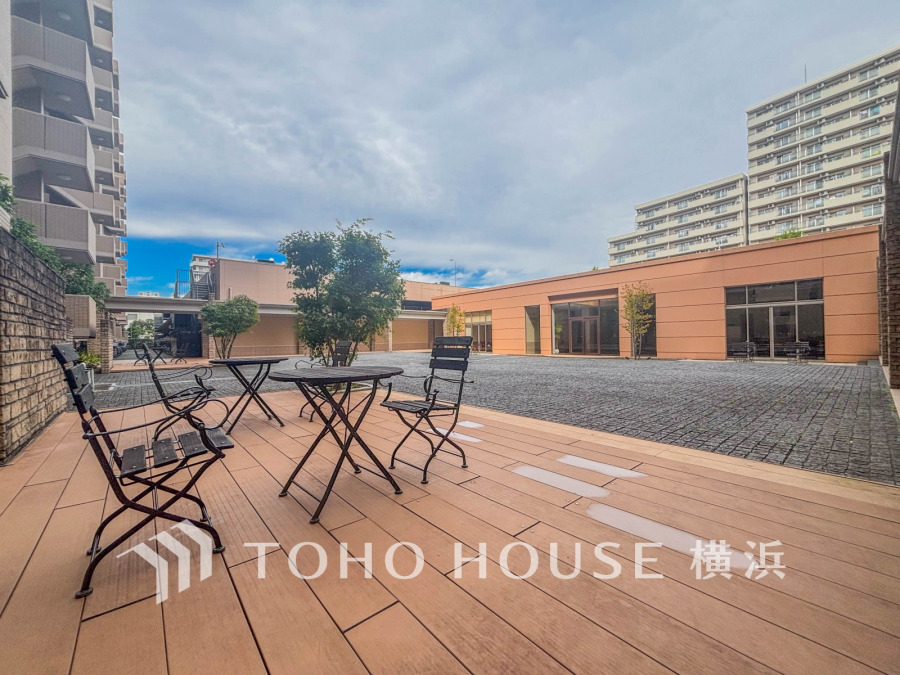 晴天の青空と交り合う事で一段と煌めきを増すその姿は、静止画で留めておくには惜しい外観。新築現場として誕生した「お住まい」は季節・気候・時代の背景に捉われない珠玉の『空間」を実現しました。