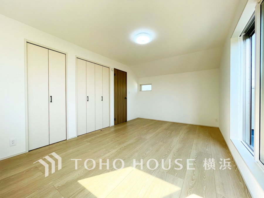 たっぷりの収納を備えた明るい洋室。プライベートな自分時間を快適に過ごせるお部屋です。
