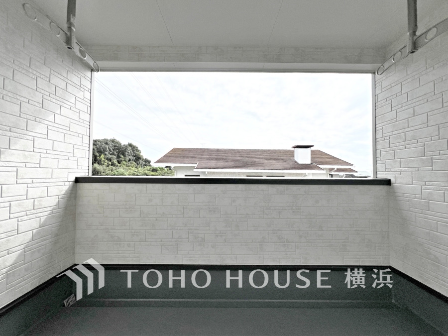 広いバルコニーは、暮らしの中での光と風を演出してくれています。見事なまでの開放的な空間をお楽しみください。