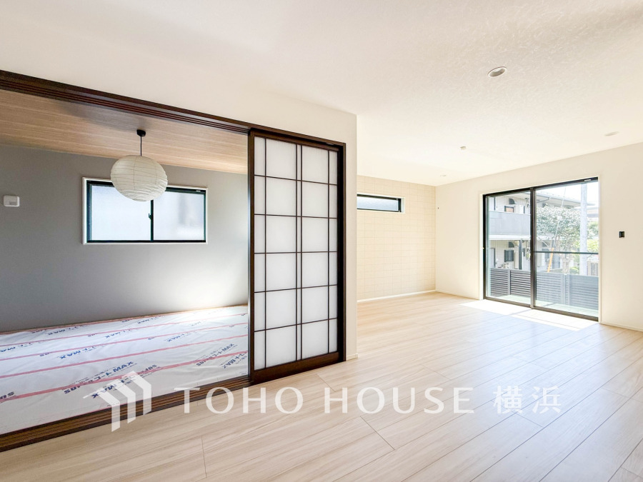 障子戸で仕切られた和洋折衷の明るいリビング。たっぷりの採光で開放感あふれる空間です。