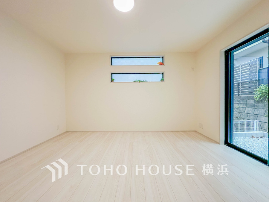 家族の集うLDKは広々20帖。広く取られた窓からたっぷりと光が入る明るい空間です。
