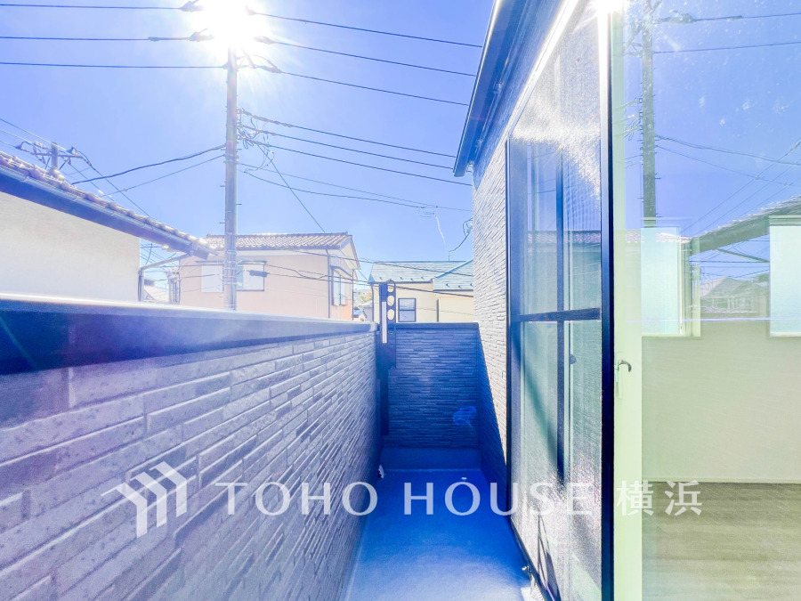 広いバルコニーは、暮らしの中での光と風を演出してくれています。見事なまでの開放的な空間をお楽しみください。