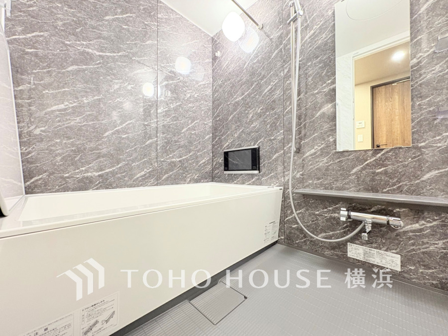 掃除のしやすさ・収納の便利さなど、おふろを使う人、お手入れする人、みんなにとっての「しあわせ性能」を追求したバスルームを採用いたしました。