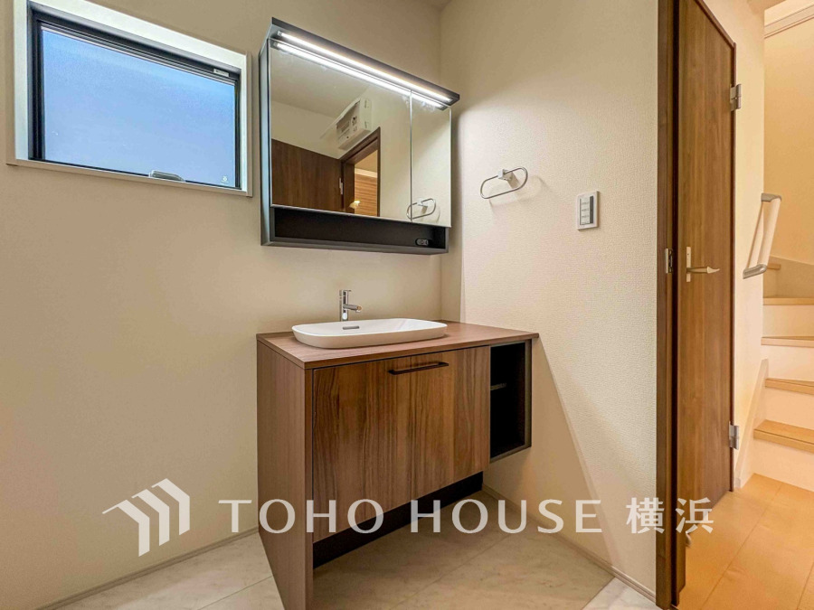 上質が感じられるカラーリングで、清潔な空間美を実現。一日の疲れが癒される優雅なバスタイムを堪能できるゆとりあるバスルームです。