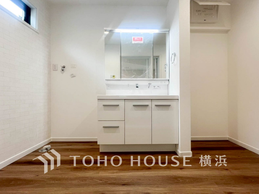 十分な大きさの洗面台は、身だしなみチェックや歯磨きなど、朝の慌ただしい時間でも余裕とゆとりを感じて頂けます。