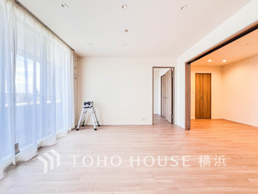 ここにはみんなが集い、食事と楽しい会話が始まる。話に夢中になりすぎて、ついつい時を忘れてしまう。そんな束の間の幸せを感じさせてくれる場所。