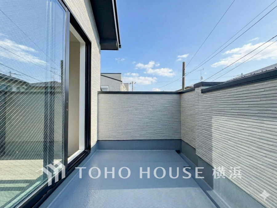 開放感いっぱいの眺望と共に光と風を享受するバルコニー。緑豊かな景観を眺めることができます。