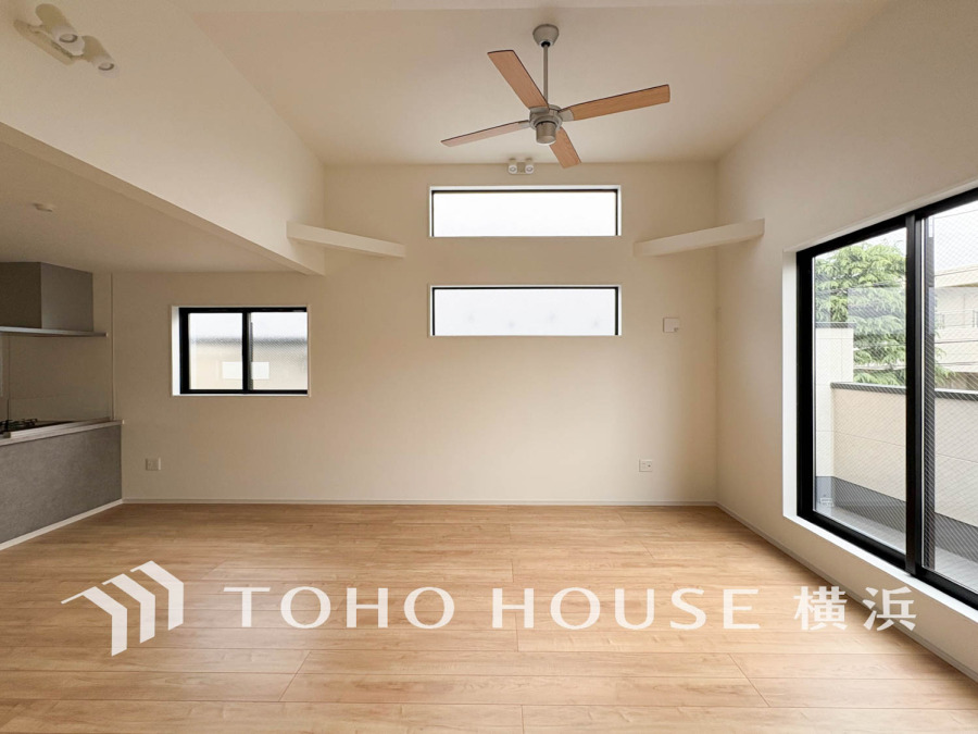 光と風が溢れる開放的なLDKには、自然と家族みんなが集まってきます。明るく穏やかな空気が流れるこの場所は、豊かな寛ぎと笑顔の団欒をいつも優しく守ってくれることでしょう。