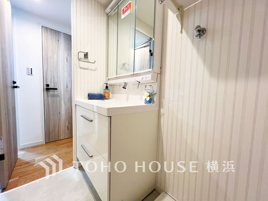 新規交換された洗面化粧台は美しく使いやすい機能が備えられています。