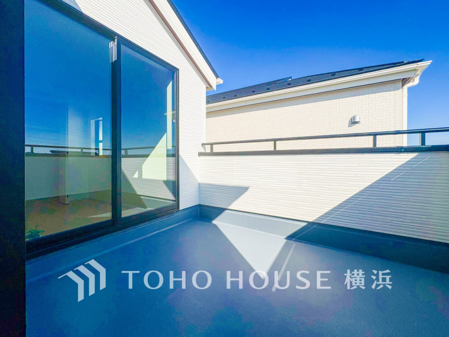 広いバルコニーは、暮らしの中での光と風を演出してくれています。見事なまでの開放的な空間をお楽しみください。