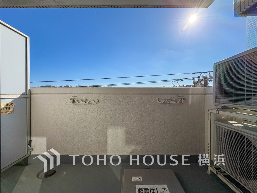 気持ちのいい空が見渡せるバルコニー。陽当たり良好な南向きです。