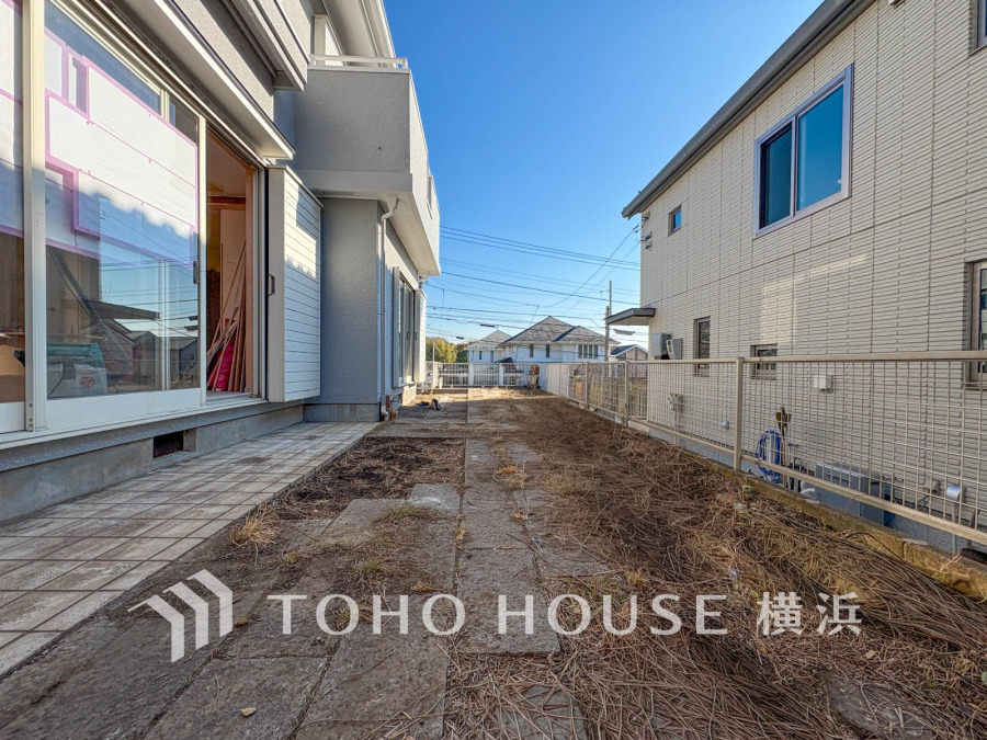 毎日の暮らしの中に癒しを与えてくれるお庭スペース。小さなお子様の遊び場にもちょうど良い空間です。ガーデニングで色とりどりの草花を綺麗に飾ればより一層華やかな空間になります。