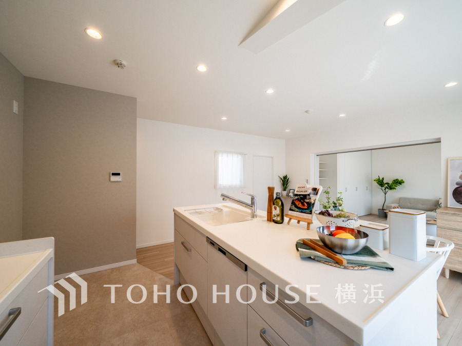 シンクとコンロが２つのキッチンカウンターに分かれているII型キッチンを採用。それぞれに十分な作業スペースが設けられ、効率よくスムーズな作業が可能なタイプ。開放感もあり、リビングとの一体感も魅力です。