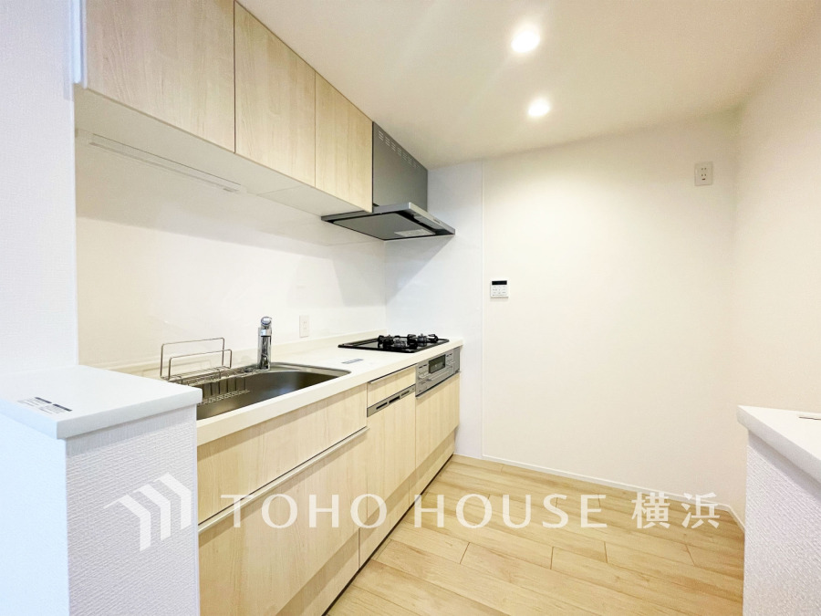 作業に集中しやすい独立型のキッチン。新規交換されたシステムキッチンの清潔感あふれる空間です。
