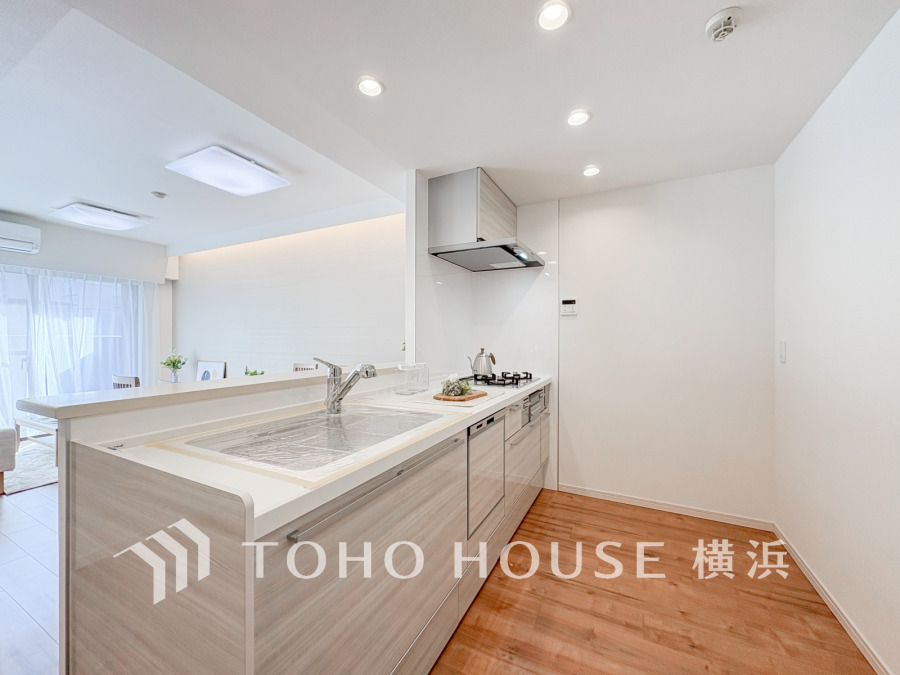 明るく開放的な対面キッチンは、家族との会話を楽しみながら調理ができる快適な空間です。