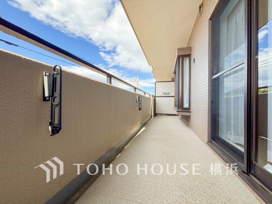 ずっと太陽を感じる事ができるのは、遮るものが視界に無いから。彼方に広がる風景が絵画のように広がります。