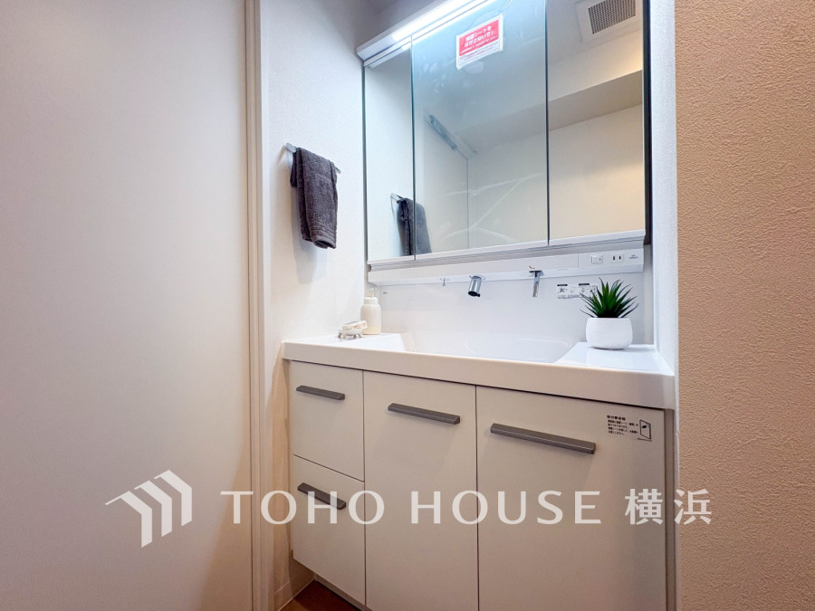 新規交換された洗面化粧台は美しく使いやすい機能が備えられています。