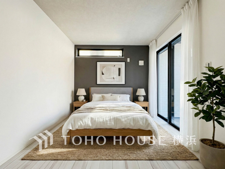 家族一人ひとりの大切なプライベート空間。趣味・感性で個性的に飾って頂けるようシンプルな仕上がりに。自分時間を充実させながら心豊かなひとときを過ごすための大切な空間。（家具はAI加工です）