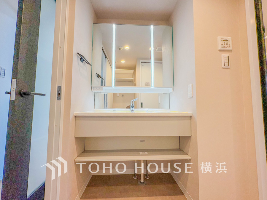 一日の始まりと終わりを心地よく演出し、多彩な機能が備えられたパウダールーム。心地よいリフレッシュ空間。清潔感ある洗面台は、身だしなみチェックや肌のお手入れに。