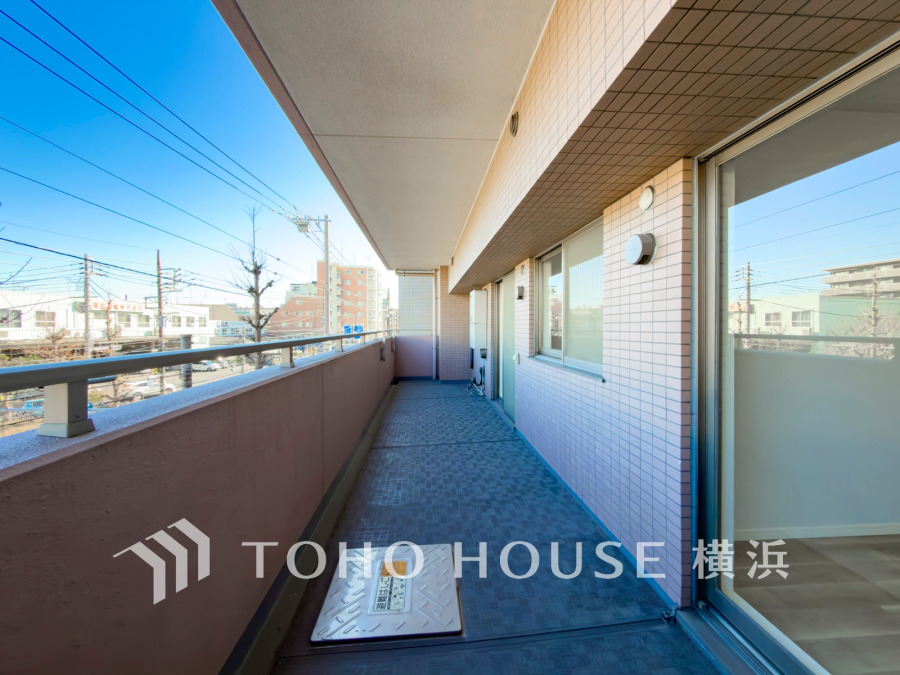 開放感いっぱいの眺望と共に光と風を享受するバルコニー。緑豊かな景観を眺めることができます。