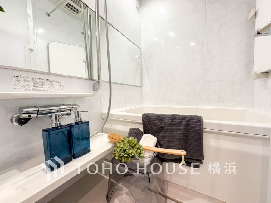 上質が感じられる質感とカラーリングで、清潔な空間美を実現。一日の疲れが癒される優雅なバスタイムを堪能できるゆとりあるバスルームです。