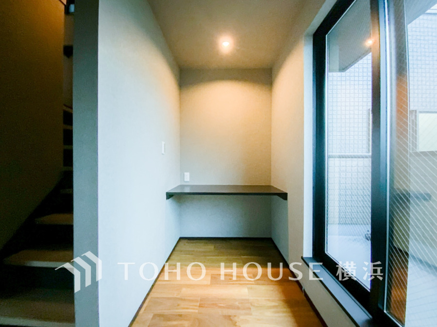 リビングの一画にはカウンターをご用意。ワークスペースとしてはもちろん趣味を楽しんだりお子様のリビング学習のスペースとしたり。多目的にご利用いただける便利な空間です。