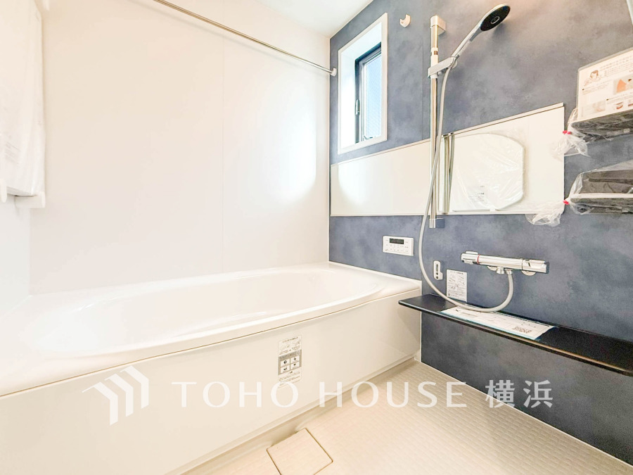 シンプルで清潔感のある浴室は、ゆったりとしたバスタブと使いやすいシャワー設備が魅力です。