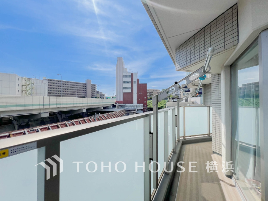 たっぷりの陽光が差し込むバルコニー。周辺には陽射しを遮る高い建物がなく、太陽の恵みを存分に享受できます。爽やかな風と暖かな陽射しが紡ぐハーモニーが日々の暮らしのBGMになることでしょう。