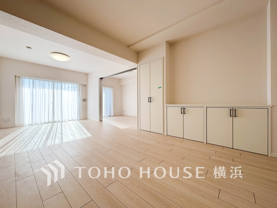 明るく開放的な空間が広がるLDK。室内には豊かな陽光が注ぎ込み、爽やかな住空間を演出。収納充実の広々空間です。
